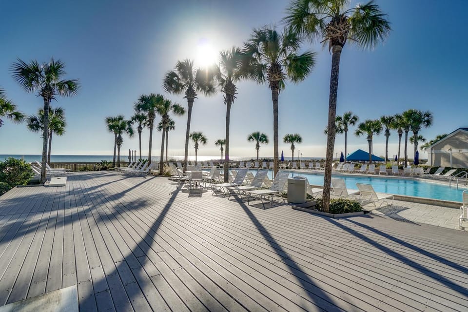 Day, Natural landscape, Balcony/Terrace, Beach, Pool view, Sea view, Swimming pool, sunbed