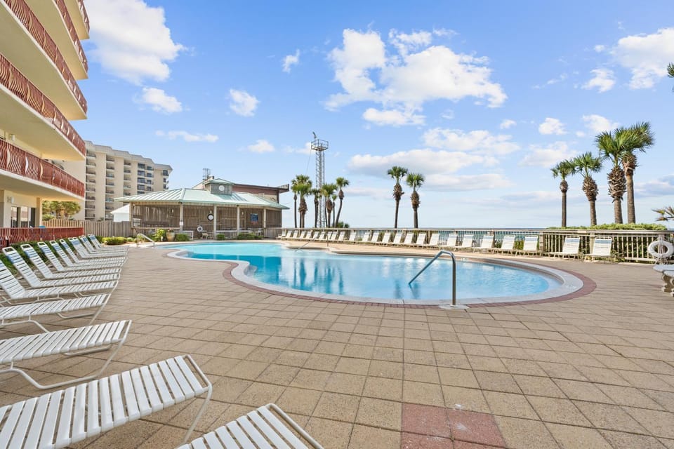 Property building, Natural landscape, Balcony/Terrace, Pool view, Swimming pool, sunbed
