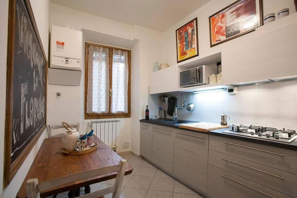 Kitchen or kitchenette, Dining area, minibar