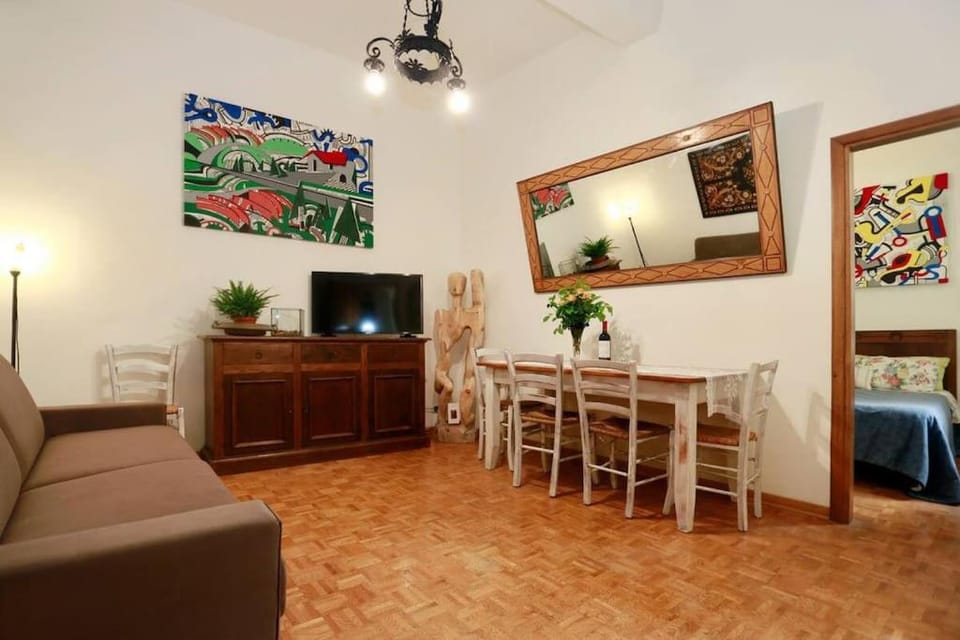 TV and multimedia, Living room, Decorative detail, Seating area, Dining area