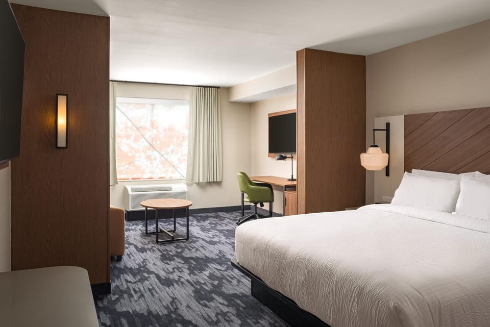 Bed, TV and multimedia, Living room, Seating area, Bedroom