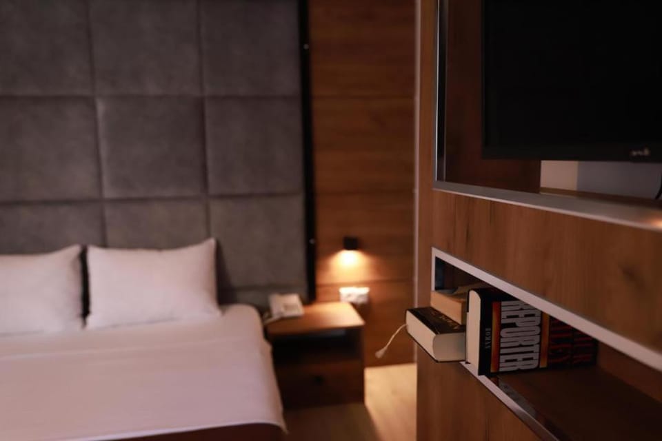 Bed, Library, TV and multimedia