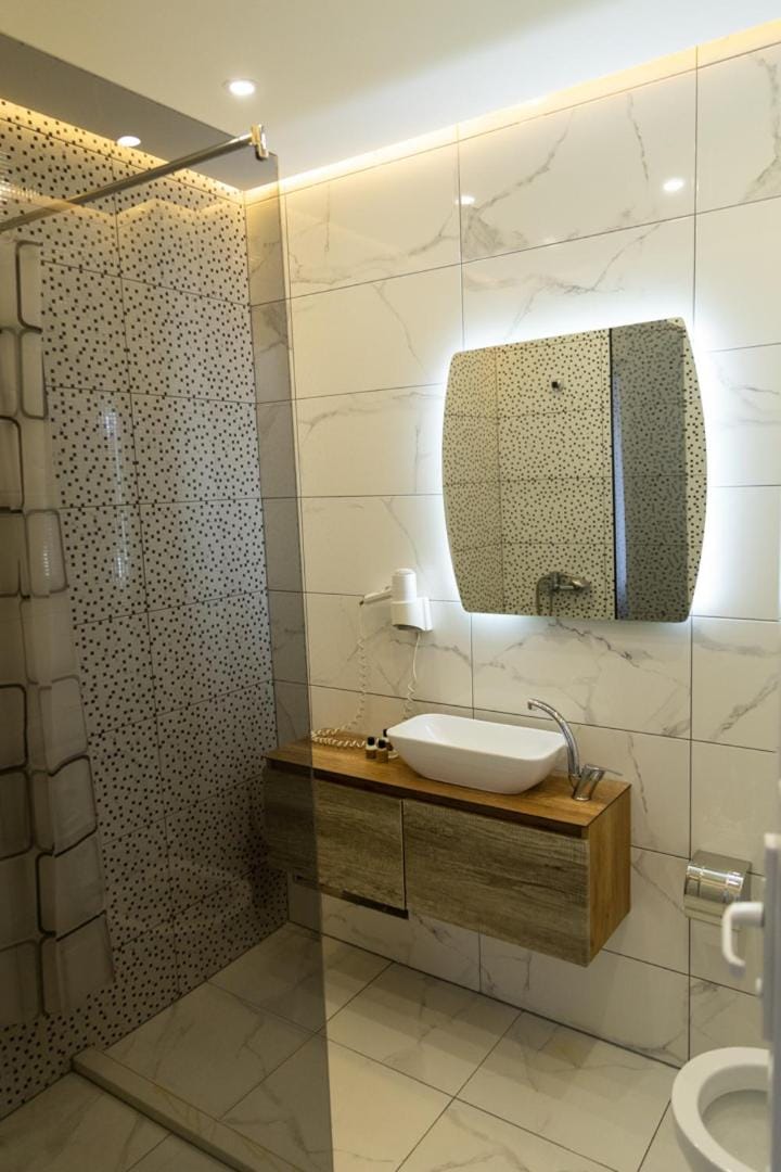 Shower, Toilet