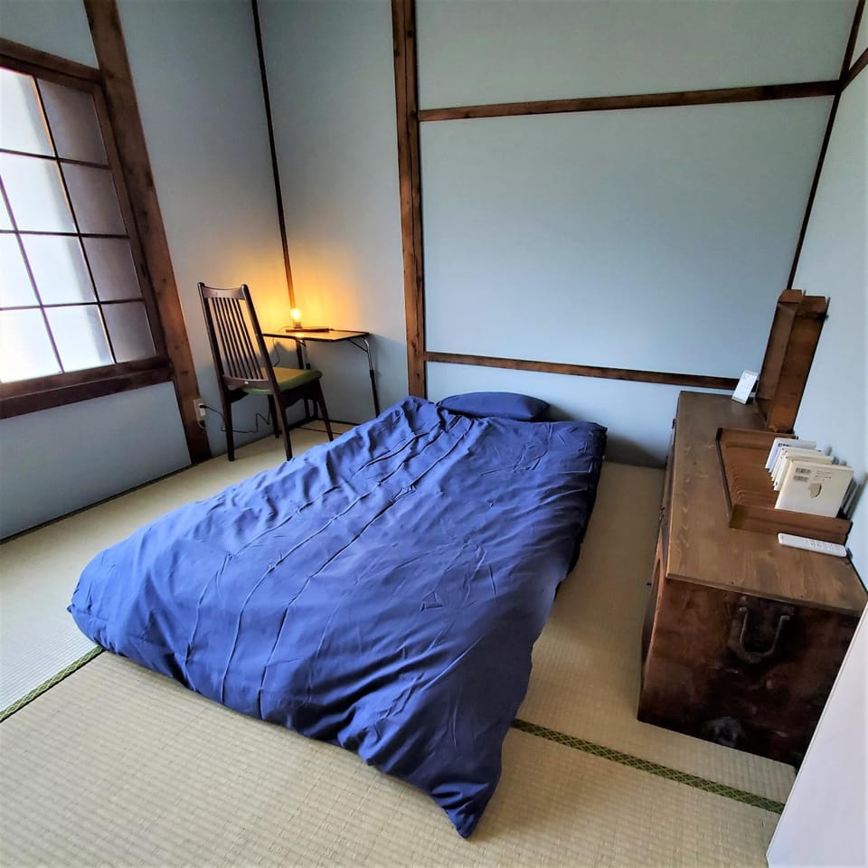 Bed, Bedroom, Quiet street view