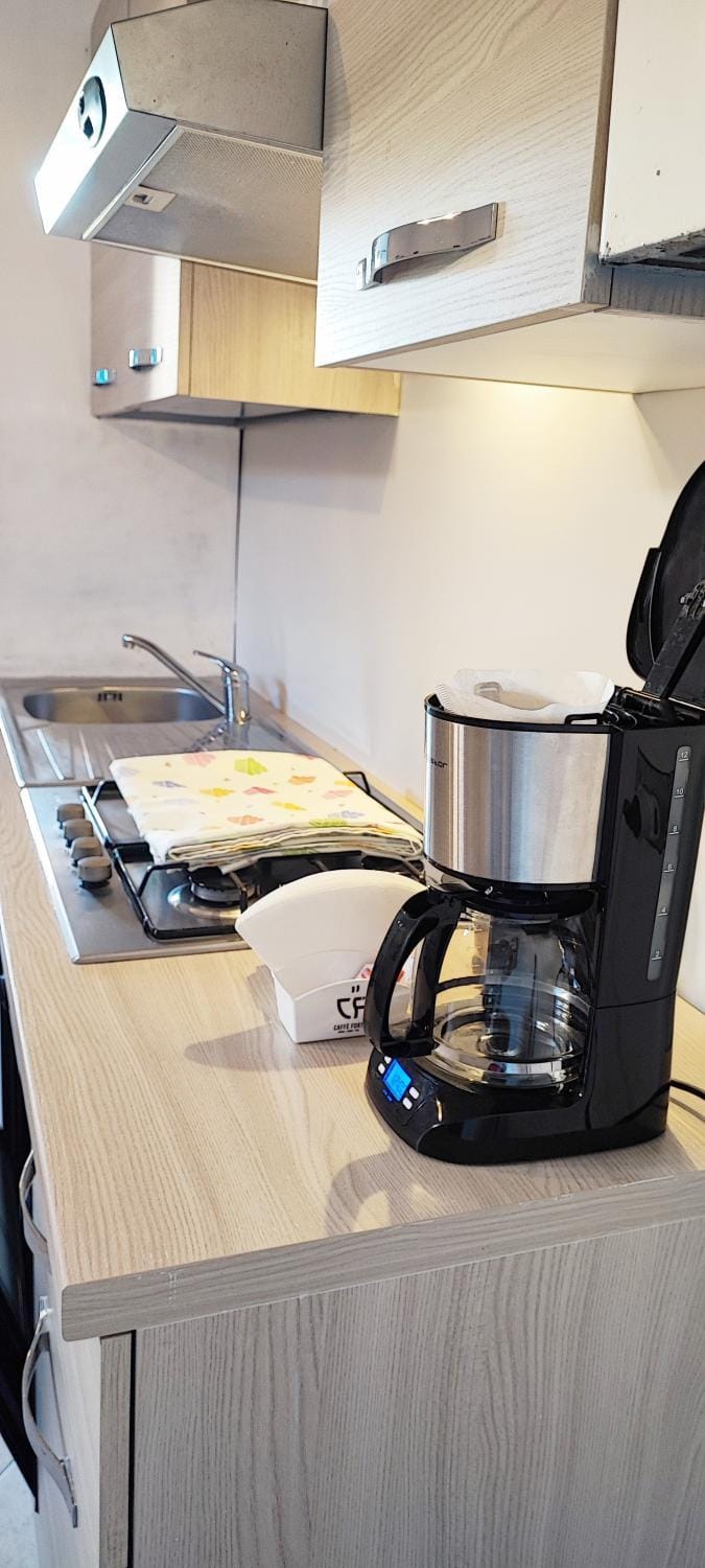 Coffee/tea facilities, Kitchen or kitchenette, stove