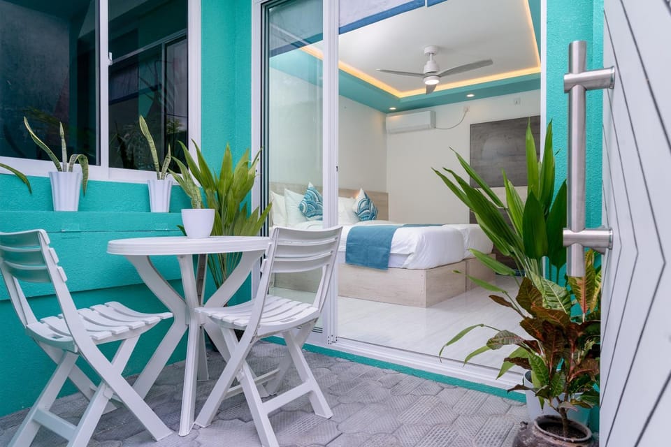Coffee/tea facilities, View (from property/room), Seating area, Dining area, Garden view
