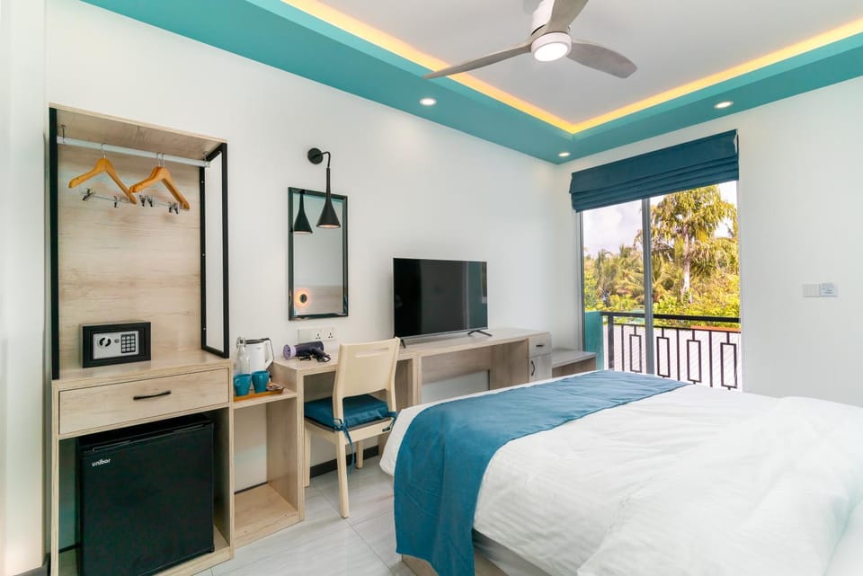 Bed, TV and multimedia, Bedroom, fireplace, hair dresser