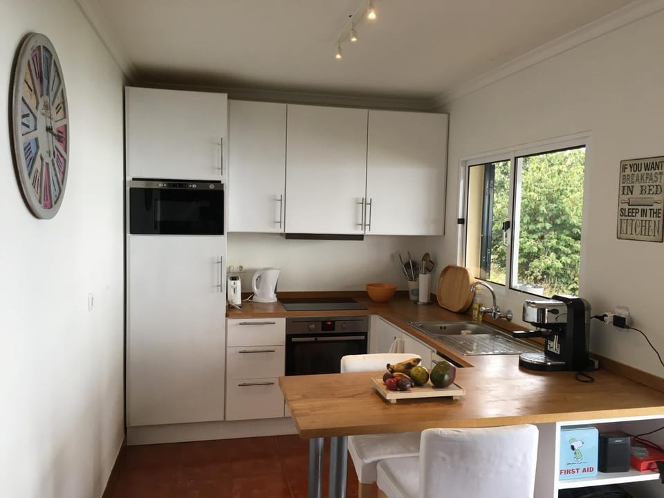 Coffee/tea facilities, dishwasher, microwave, oven, pet friendly, stove, toaster, kitchen