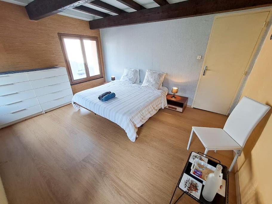 Bed, Photo of the whole room