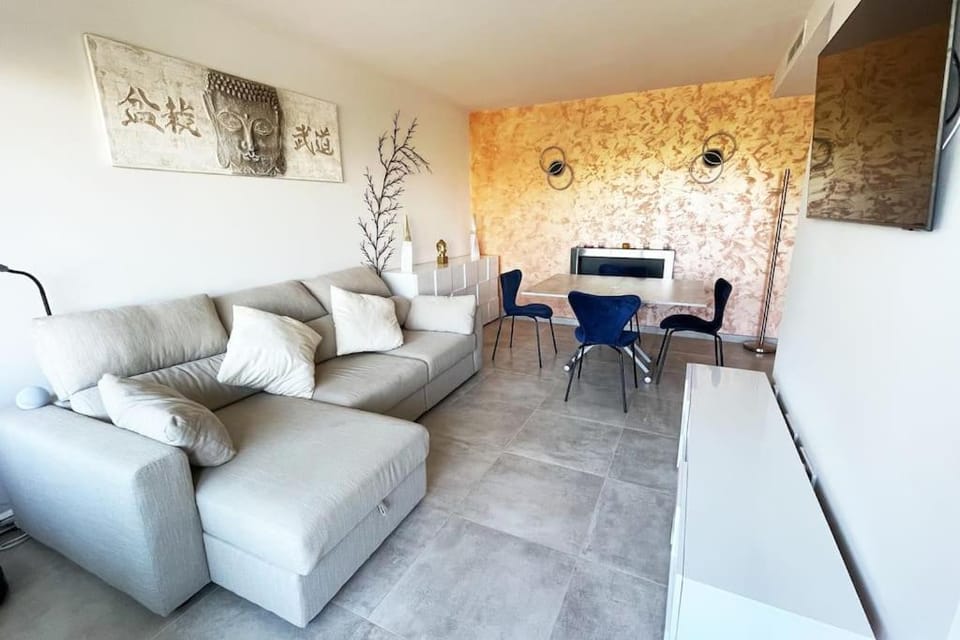 Apartment by the beach with pool and private parking Apartment in Cambrils