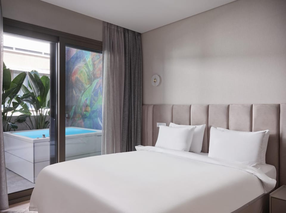 Bed, Hot Tub, Balcony/Terrace, Photo of the whole room, Bedroom