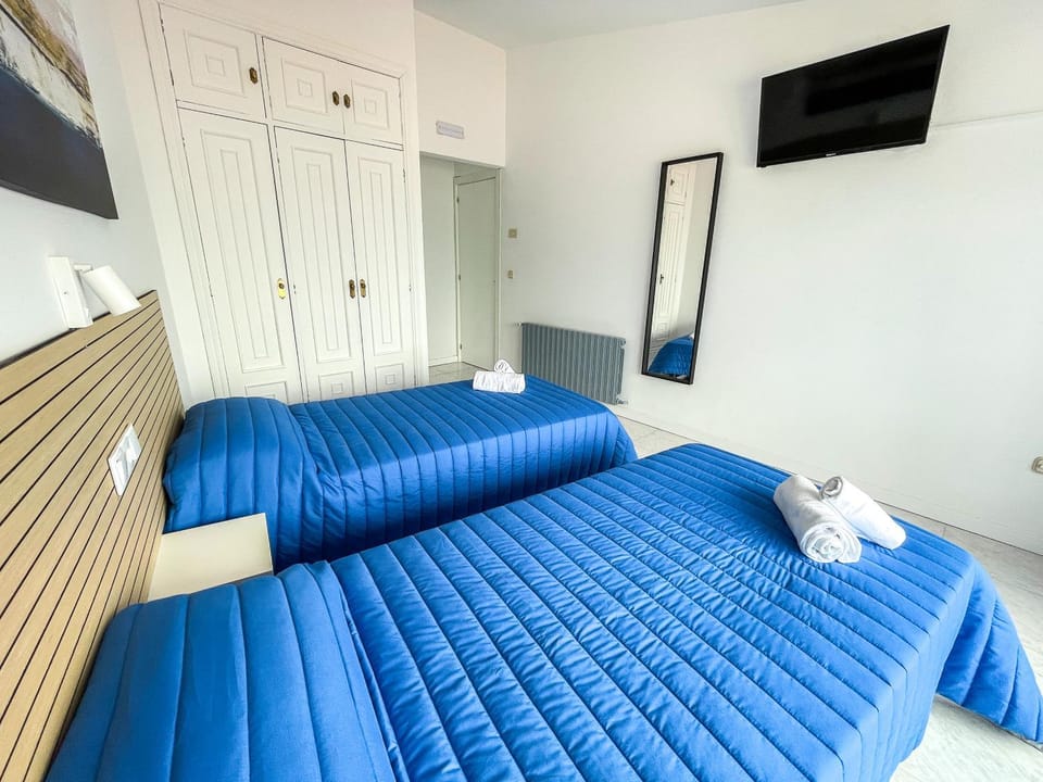 Bed, TV and multimedia, Bedroom