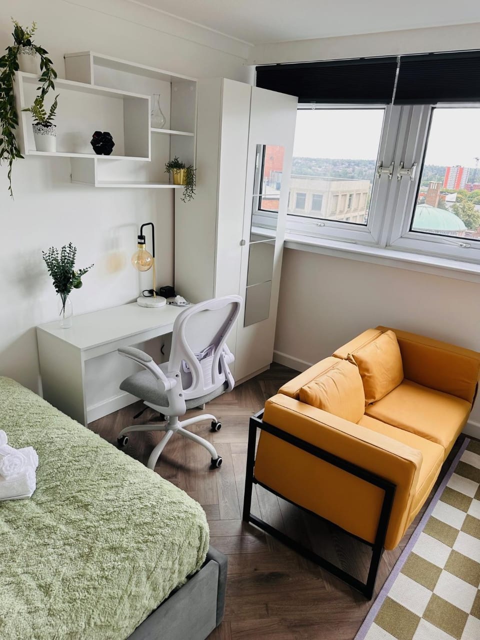 Private Room in Modern Shared Apartment, Each with Kitchenette, Central Birmingham R3 Bed and Breakfast in Birmingham