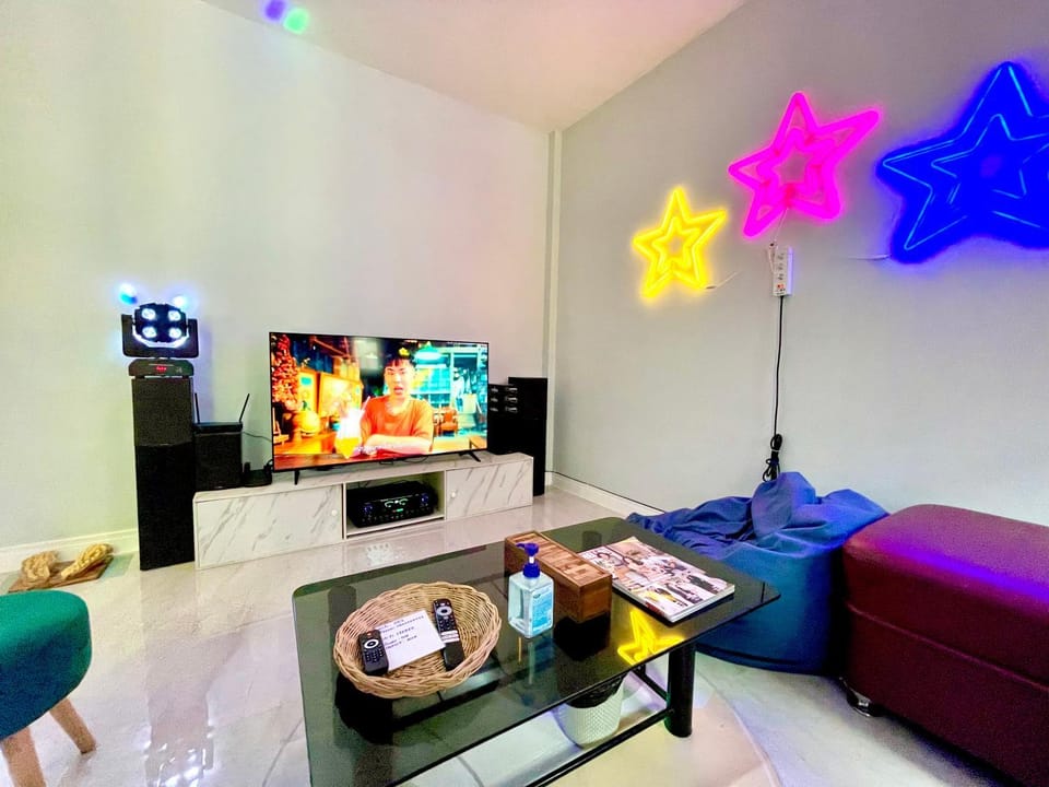 Communal lounge/ TV room, TV and multimedia, Living room, Evening entertainment