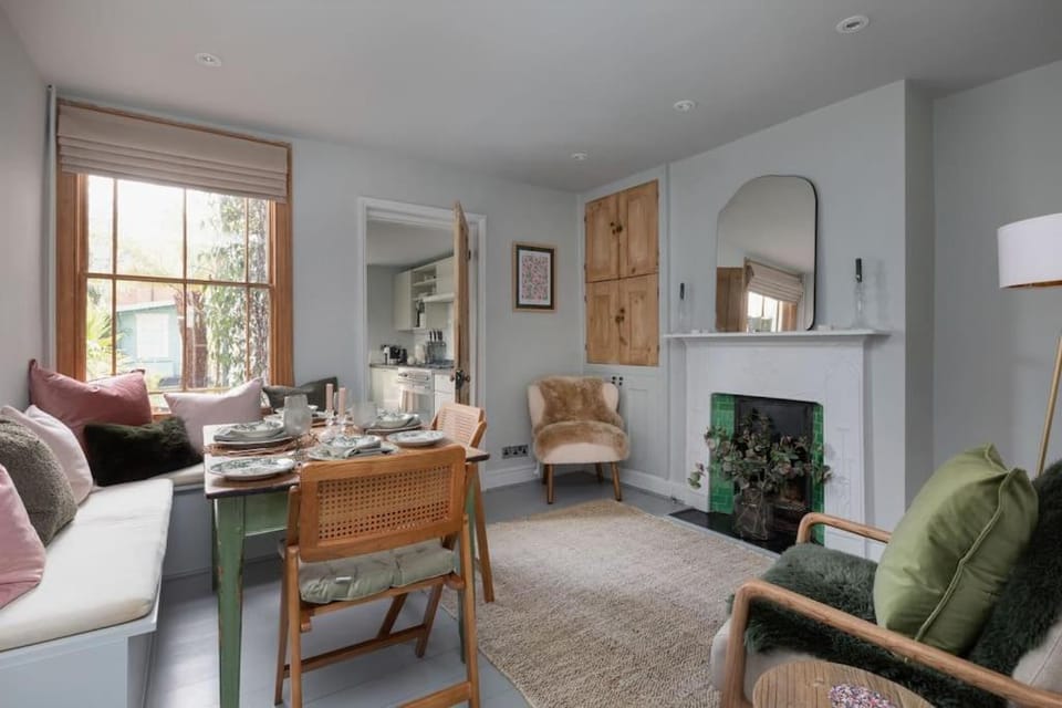Chic Seaside Cottage with Sunny Garden and BBQ, Close to Beach and High Street House in Whitstable