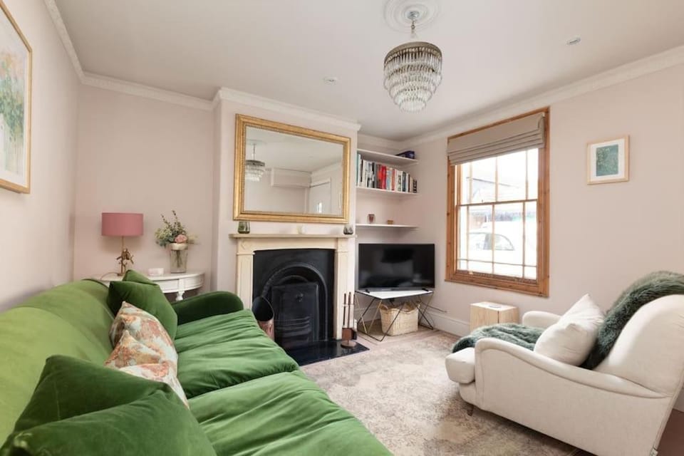 Chic Seaside Cottage with Sunny Garden and BBQ, Close to Beach and High Street House in Whitstable