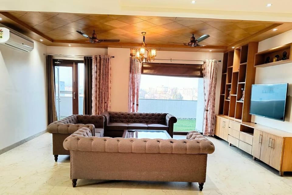 Communal lounge/ TV room, TV and multimedia, Living room, Seating area, Evening entertainment, fireplace, air conditioner