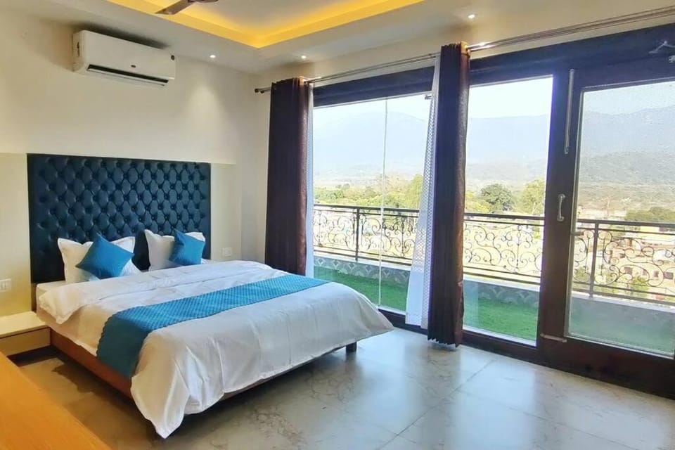 Bed, Natural landscape, View (from property/room), Balcony/Terrace, Bedroom, Mountain view, air conditioner