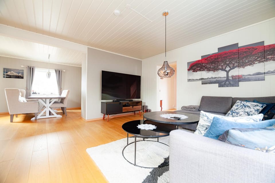 TV and multimedia, Living room, Seating area, Dining area