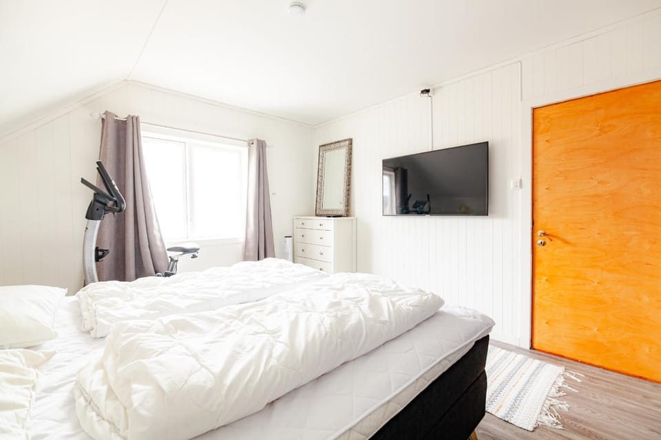 Bed, TV and multimedia, Bedroom