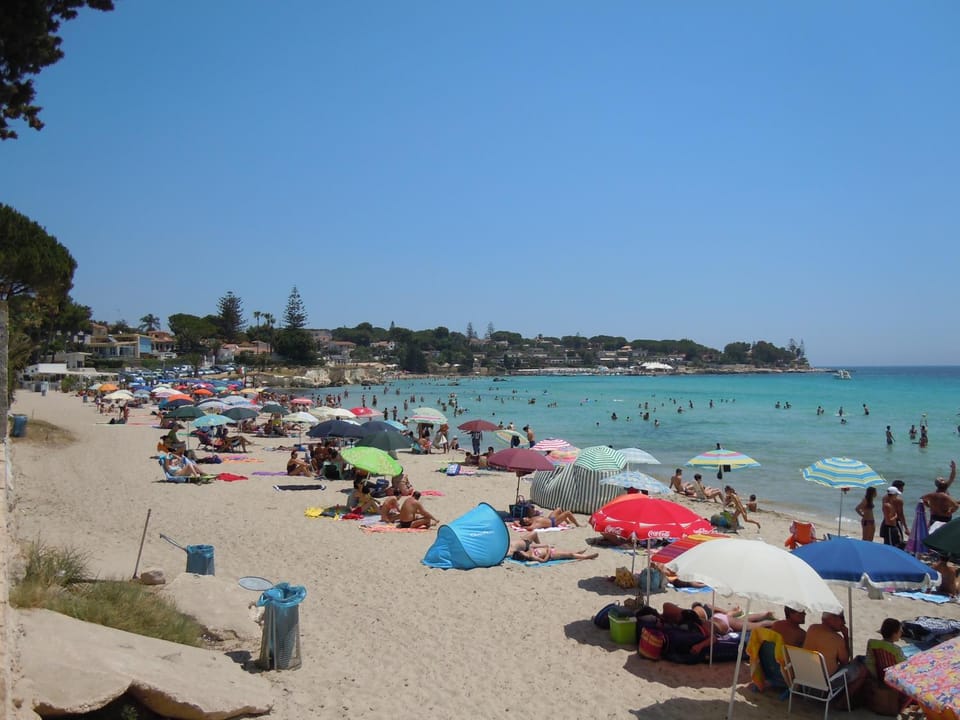 Villa near the sea in full relaxation - large garden wi-fi Villa in Fontane Bianche