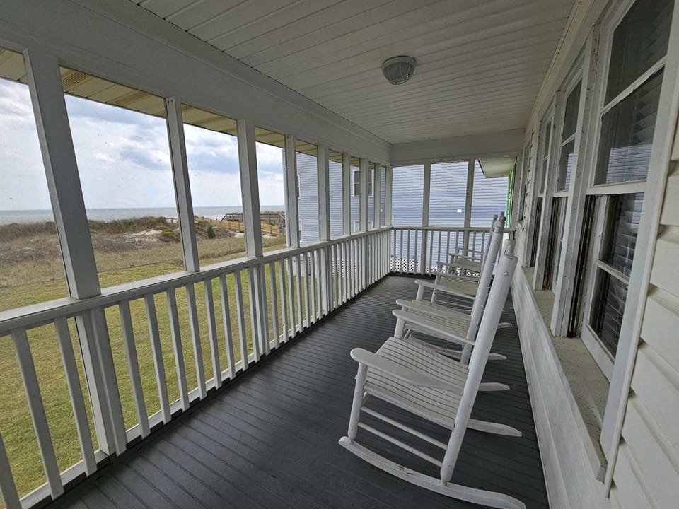 Cool Air Cottage- Upstairs- Ocean Front Duplex House in North Myrtle Beach
