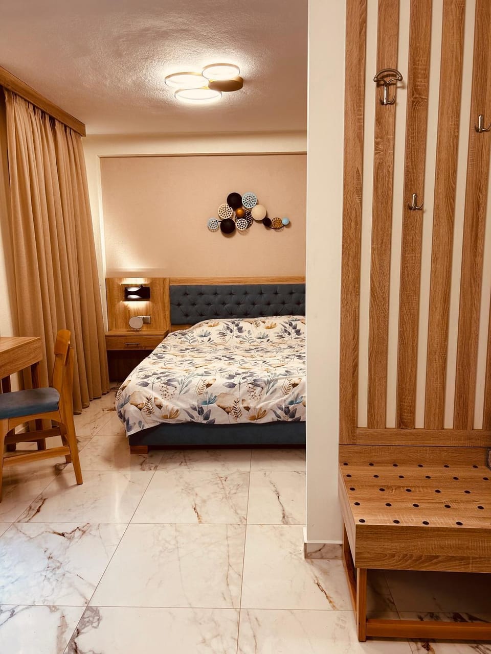 Bed, Living room, Photo of the whole room, Seating area, Bedroom
