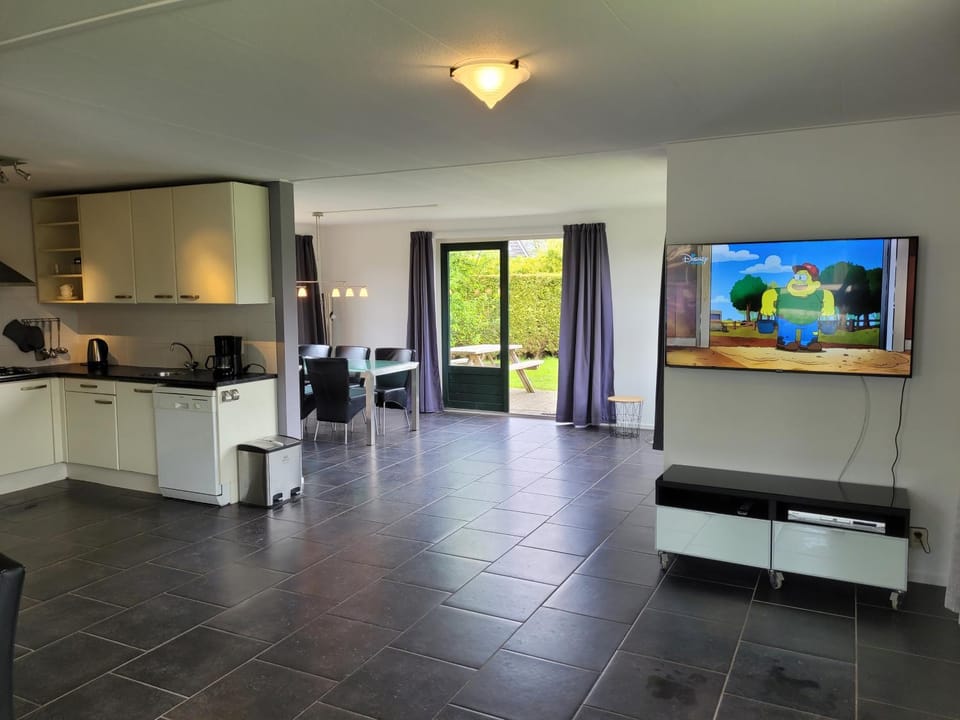 Communal lounge/ TV room, TV and multimedia, Kitchen or kitchenette