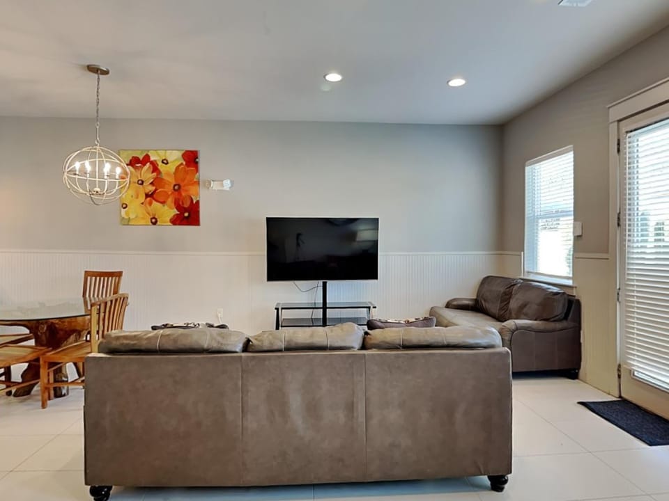 TV and multimedia, Living room, Seating area, Dining area, furniture