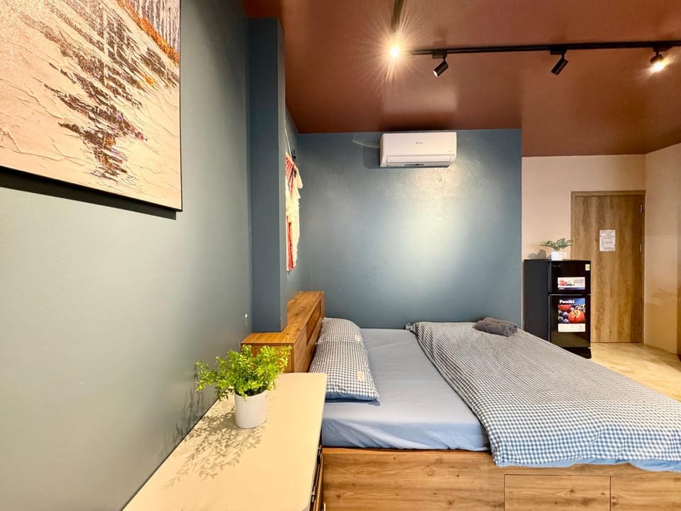 Bed, Photo of the whole room, air conditioner
