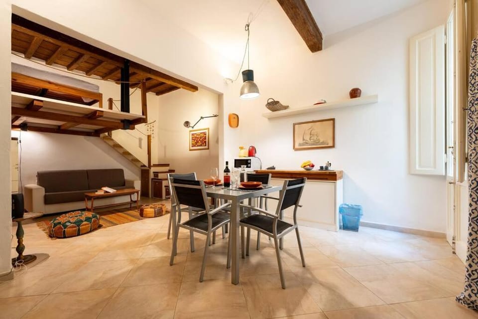 Kitchen or kitchenette, Living room, Seating area, Dining area
