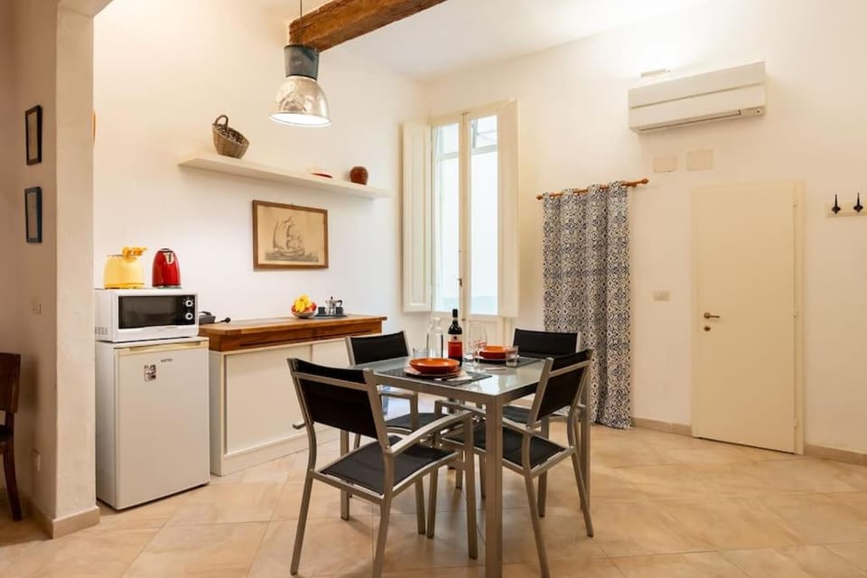 Kitchen or kitchenette, Dining area, minibar