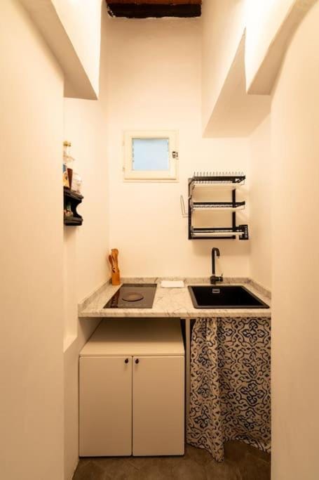 Kitchen or kitchenette, minibar, stove