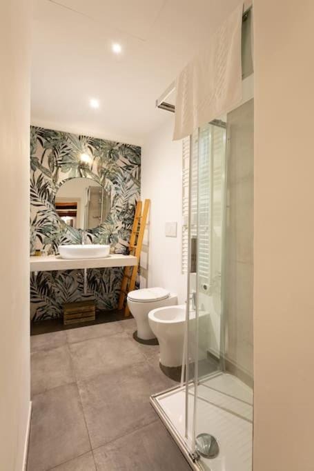 Shower, Toilet, Bathroom, bidet, towels