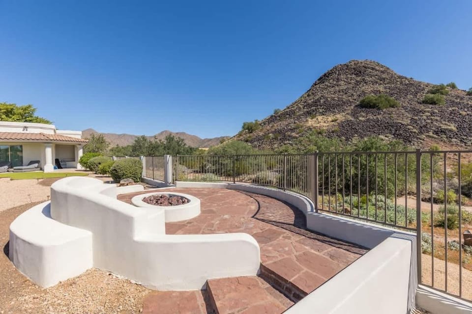 Luxury Mountain Estate-Pool-Spa-BBQ+Bar-Fire pit House in Scottsdale