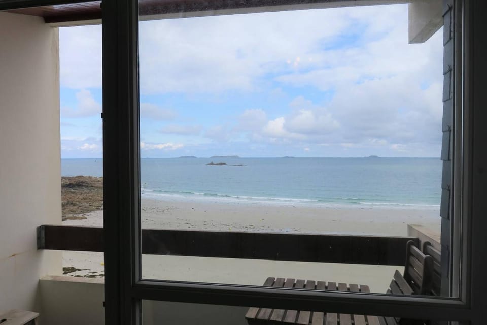 Studio VUE SUR MER sur la plage de Trestrignel à PERROS-GUIREC - Réf 833 Apartment in Perros-Guirec