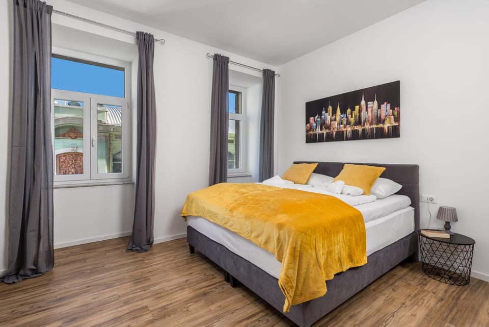 Bed, Bedroom, towels