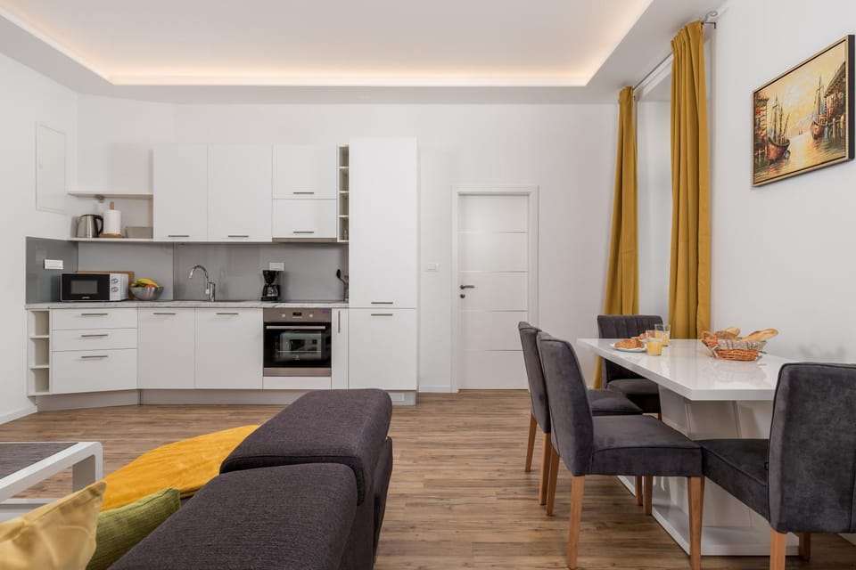 Kitchen or kitchenette, Seating area, pet friendly, stove