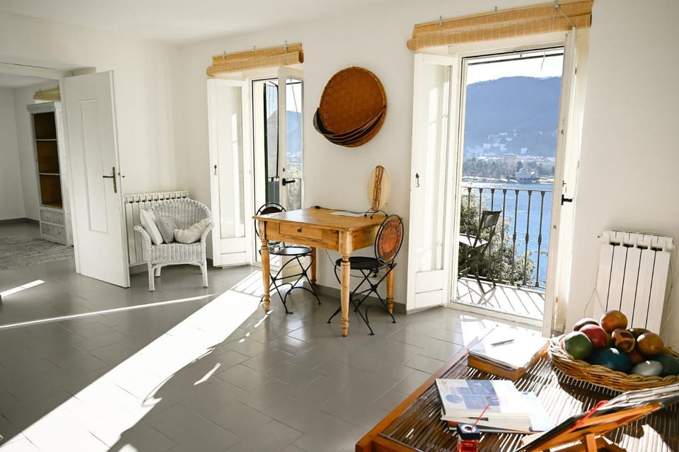 Natural landscape, View (from property/room), Balcony/Terrace, Living room, Seating area, Lake view, Mountain view