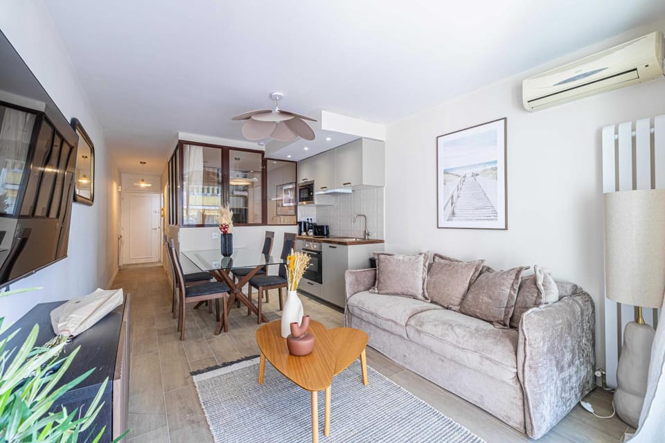 Sunny getaway with balcony and A-C in Antibes Apartment in Antibes