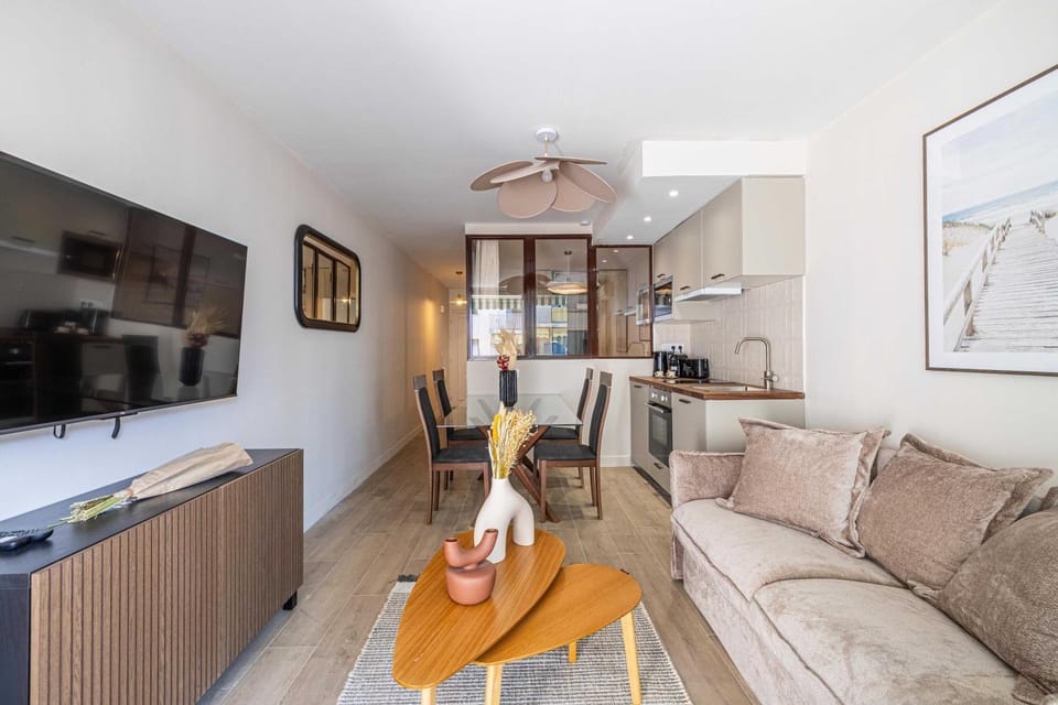 Sunny getaway with balcony and A-C in Antibes Apartment in Antibes