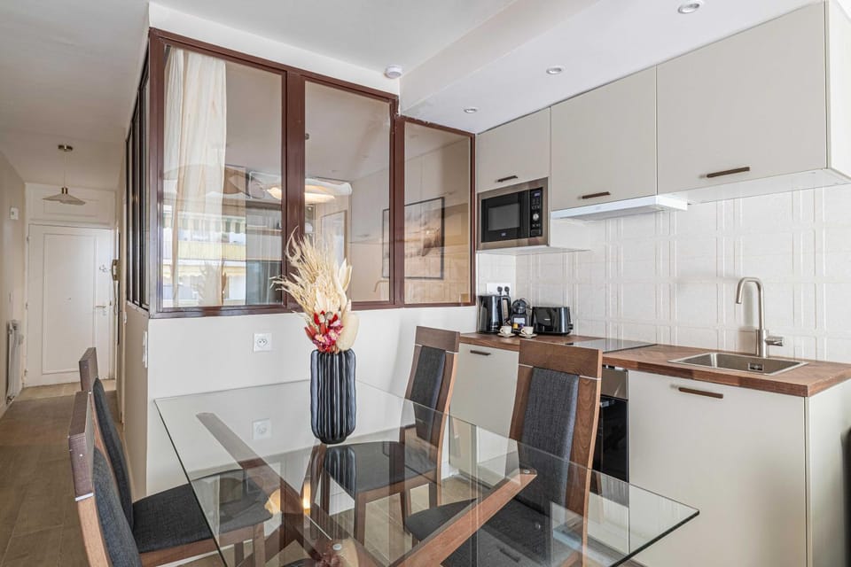 Sunny getaway with balcony and A-C in Antibes Apartment in Antibes