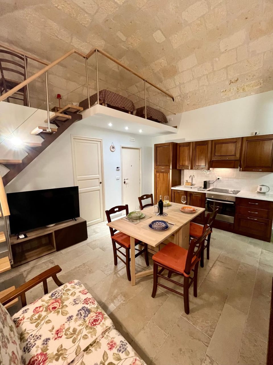 Communal lounge/ TV room, TV and multimedia, Kitchen or kitchenette, Living room, Photo of the whole room, Dining area