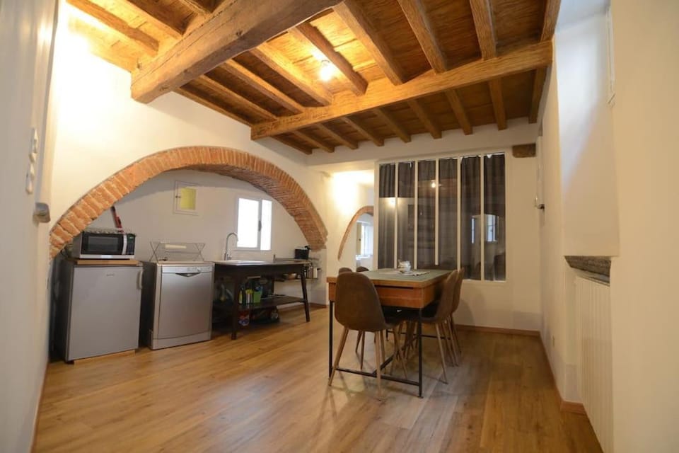 Kitchen or kitchenette, Dining area, stove