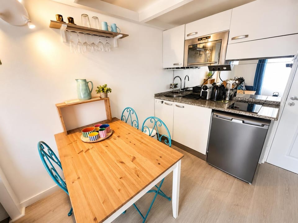 Kitchen or kitchenette, Dining area, stove
