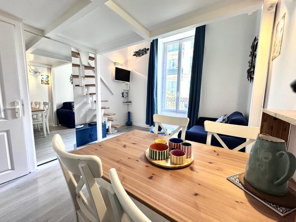 Kitchen or kitchenette, Seating area, Dining area