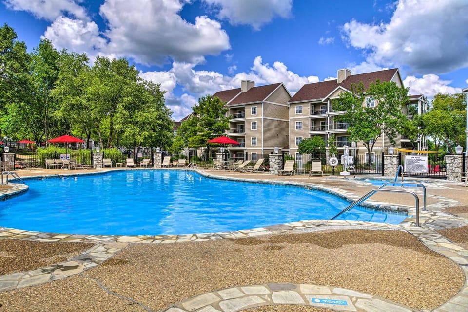 Inviting Condo w/ Pool Access, Near Branson Strip! House in Branson