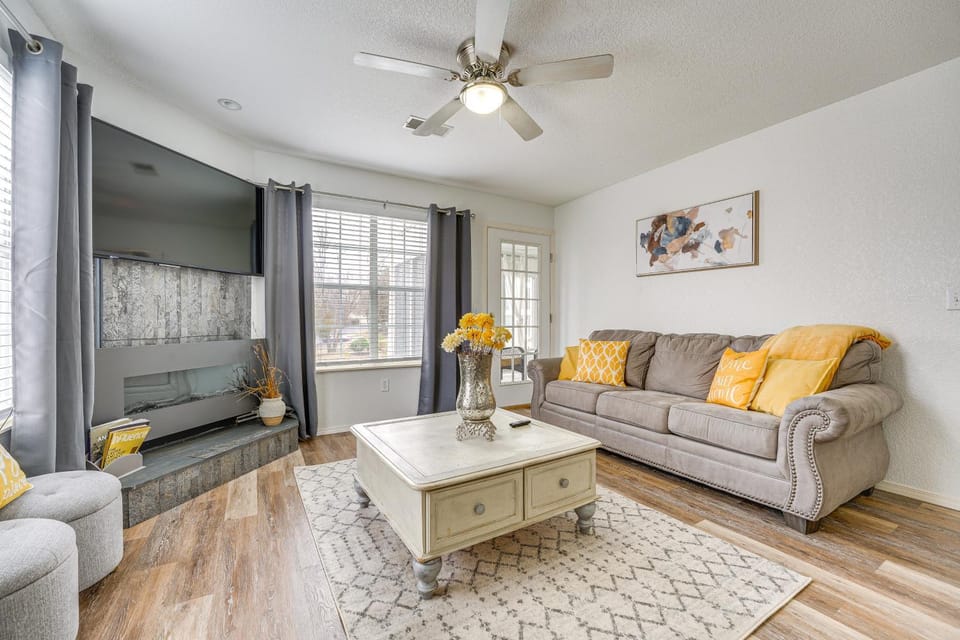 Inviting Condo w/ Pool Access, Near Branson Strip! House in Branson