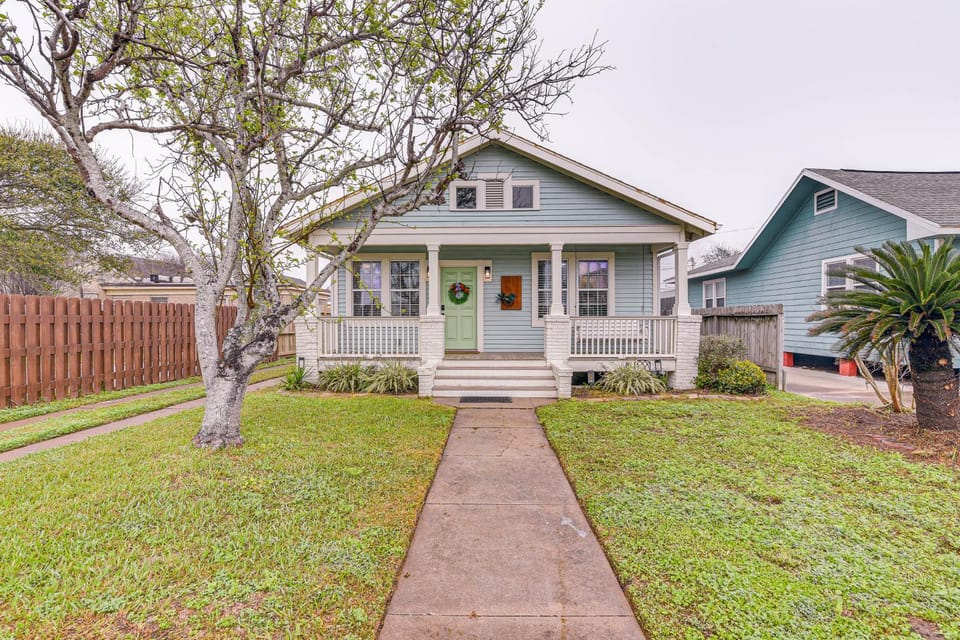 4 Mi to Moody Gardens: Sleek Home w/ Deck & Yard! House in Galveston Island
