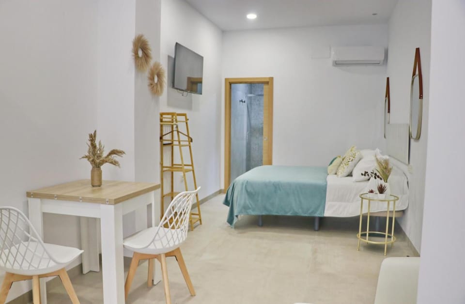 Bed, TV and multimedia, Bedroom
